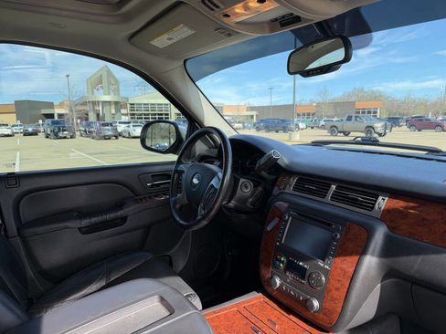 Used 2012 Chevrolet Avalanche LTZ image 9