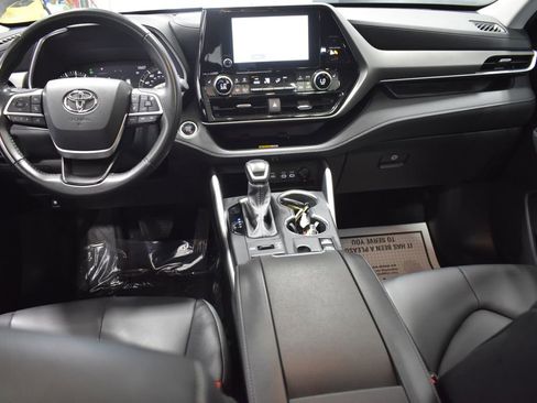 Used 2024 Toyota Highlander XLE AWD/4WD image 13
