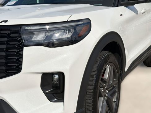 Used 2025 Ford Explorer ST-Line w/ ST-Line Street Pack image 11