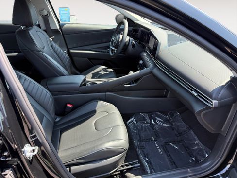 Certified 2025 Hyundai Elantra Limited FWD image 19