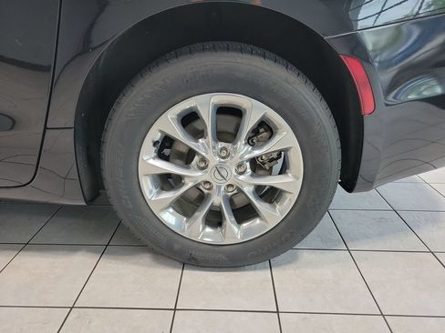 Used 2022 Chrysler Pacifica Touring-L AWD/4WD image 49