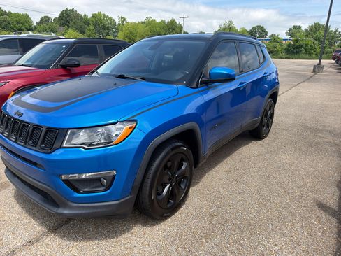 Used 2018 Jeep Compass Latitude AWD/4WD image 1