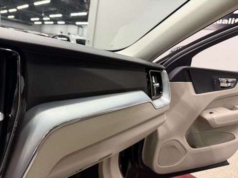 Used 2018 Volvo XC60 T5 Momentum w/ Convenience Package image 40