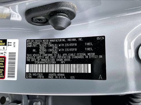 Used 2024 Toyota Highlander LE FWD image 9
