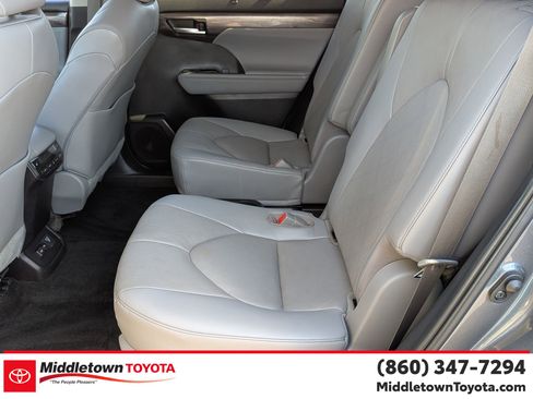 Used 2023 Toyota Highlander Platinum AWD/4WD image 35