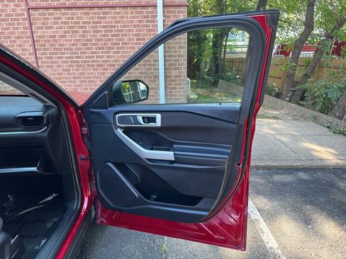 Used 2020 Ford Explorer XLT w/ Comfort Package AWD/4WD image 12