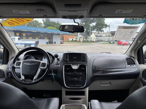 Used 2016 Chrysler Town & Country Touring FWD image 27