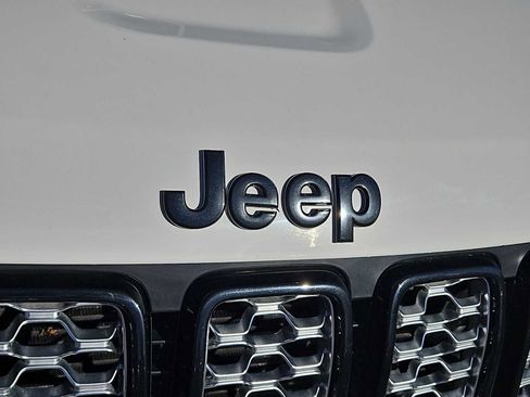 Used 2020 Jeep Grand Cherokee Altitude image 12