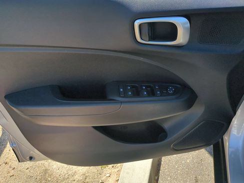 Used 2025 Hyundai Venue SEL FWD image 22