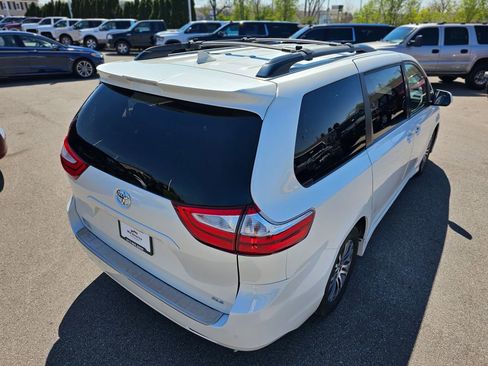 Used 2019 Toyota Sienna XLE w/ XLE Navigation Package FWD image 17