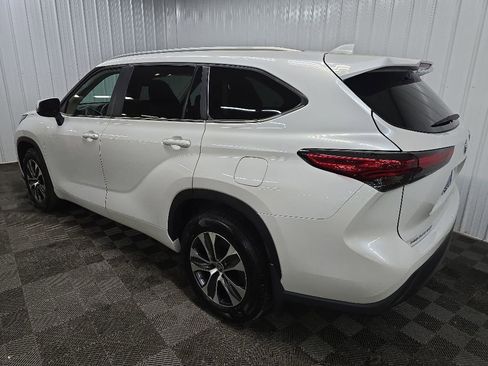 Used 2023 Toyota Highlander XLE AWD/4WD image 9