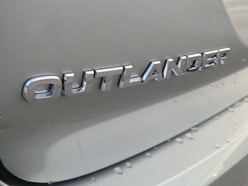 Used 2025 Mitsubishi Outlander ES image 9