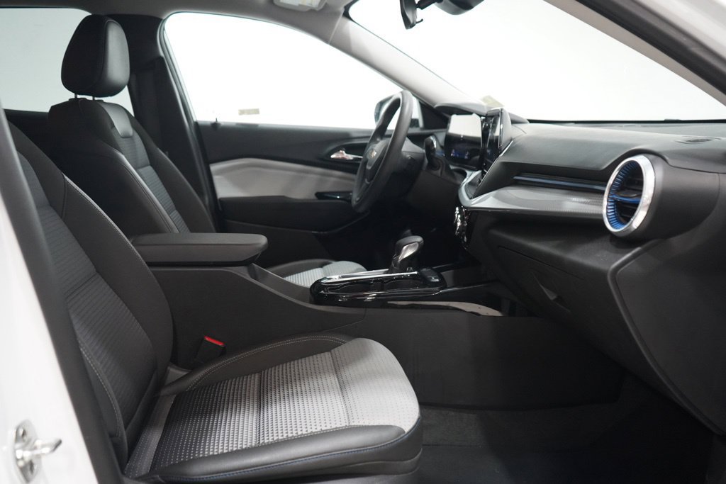 Used 2025 Chevrolet Trax LT FWD image 13
