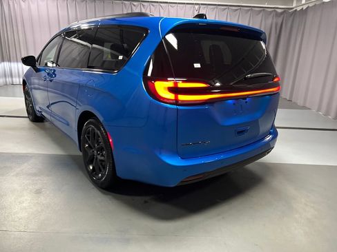 New 2026 Chrysler Pacifica Select w/ S Appearance Package image 5