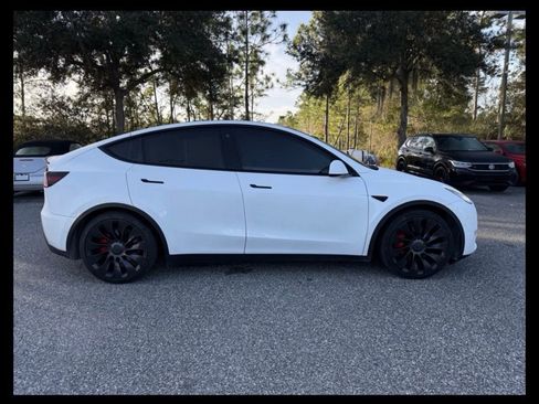 Used 2022 Tesla Model Y Performance image 10