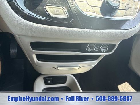Used 2023 Chrysler Pacifica Touring-L FWD image 26