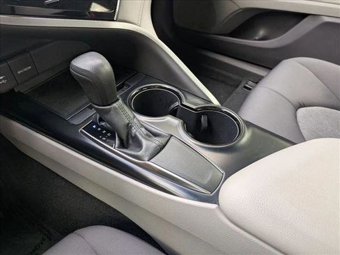 Used 2018 Toyota Camry FWD image 12