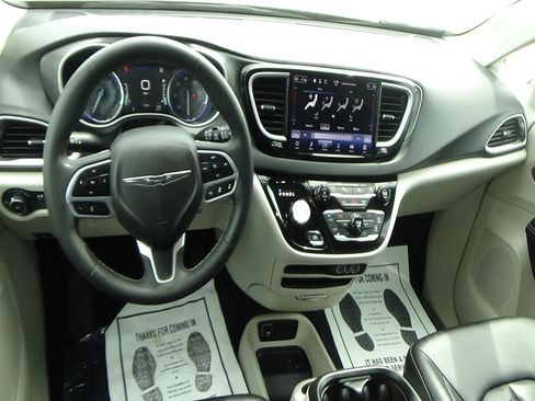 Certified 2024 Chrysler Pacifica Touring-L FWD image 12