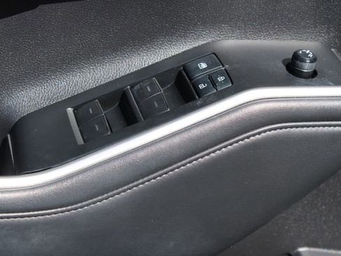 Used 2022 Toyota Highlander XLE AWD/4WD image 15