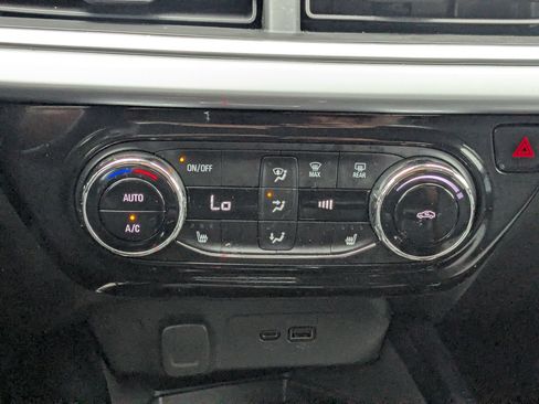 Used 2024 Chevrolet Trax LT w/ Sunroof Package FWD image 17