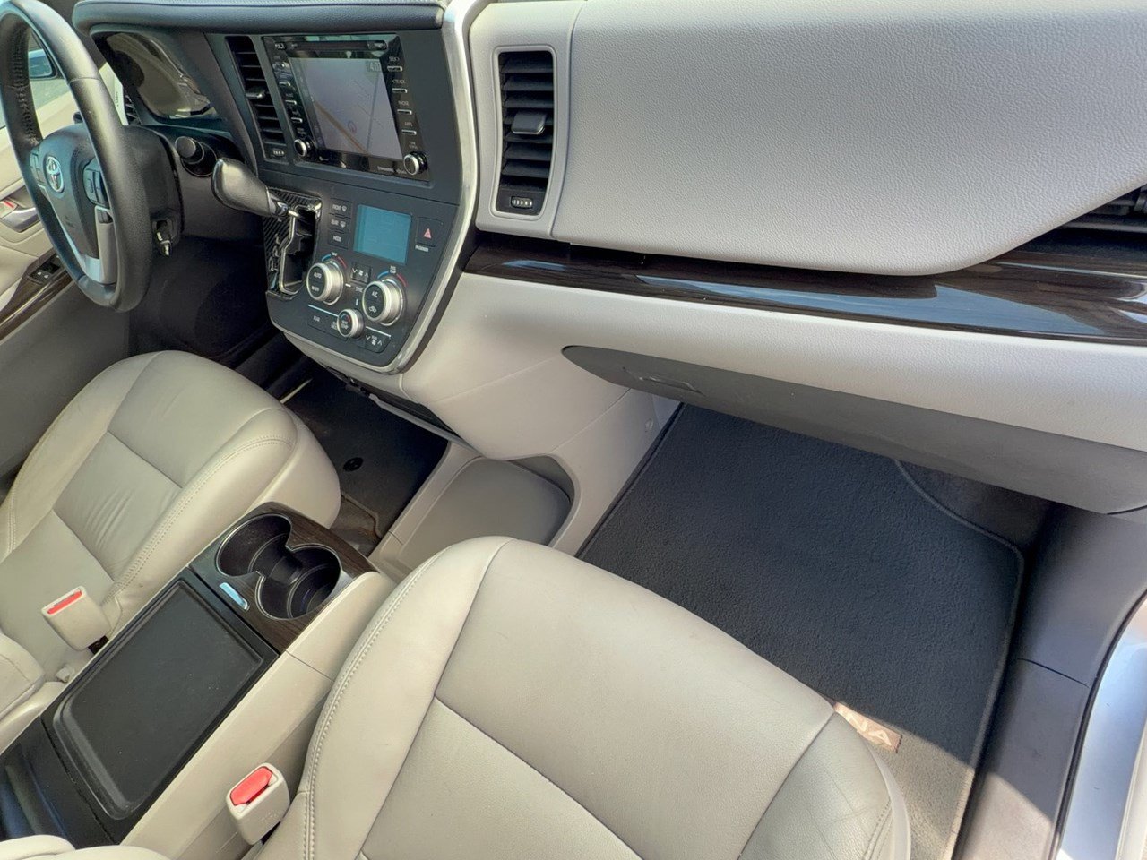 Used 2018 Toyota Sienna XLE w/ XLE Navigation Package FWD image 31