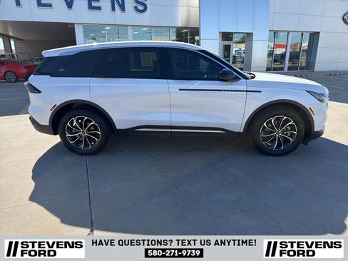 Used 2024 Lincoln Nautilus Premier image 3