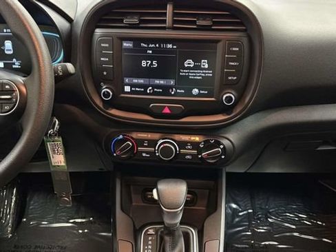 Used 2025 Kia Soul LX w/ LX Technology Package FWD image 12