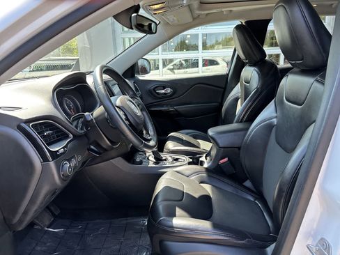 Certified 2019 Jeep Cherokee Latitude Plus AWD/4WD image 7