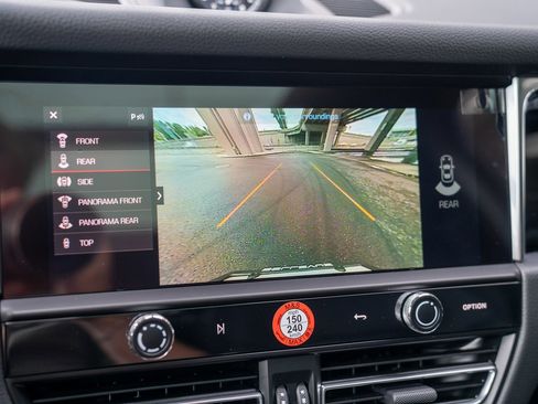 Certified 2025 Porsche Macan AWD/4WD image 17
