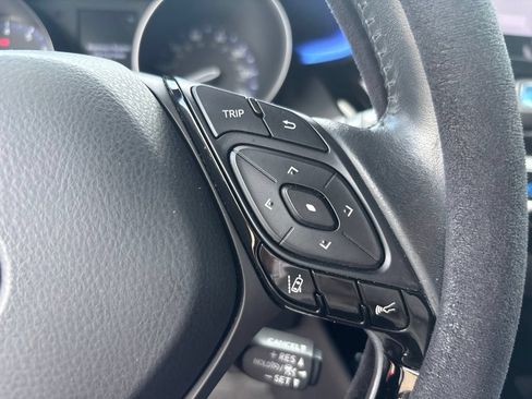 Used 2021 Toyota C-HR XLE FWD image 21