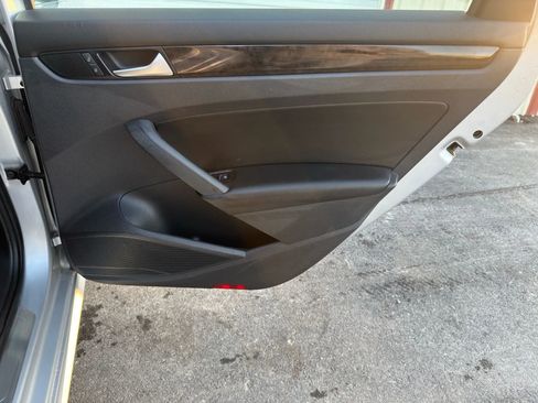 Used 2014 Volkswagen Passat 1.8T SEL Premium image 14