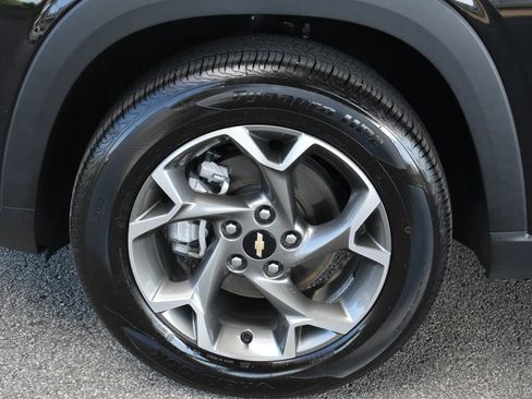Used 2025 Chevrolet Trax LT w/ LT Convenience Package FWD image 11