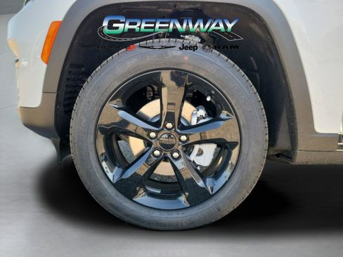 New 2025 Jeep Grand Cherokee Limited w/ Black Appearance Package image 34