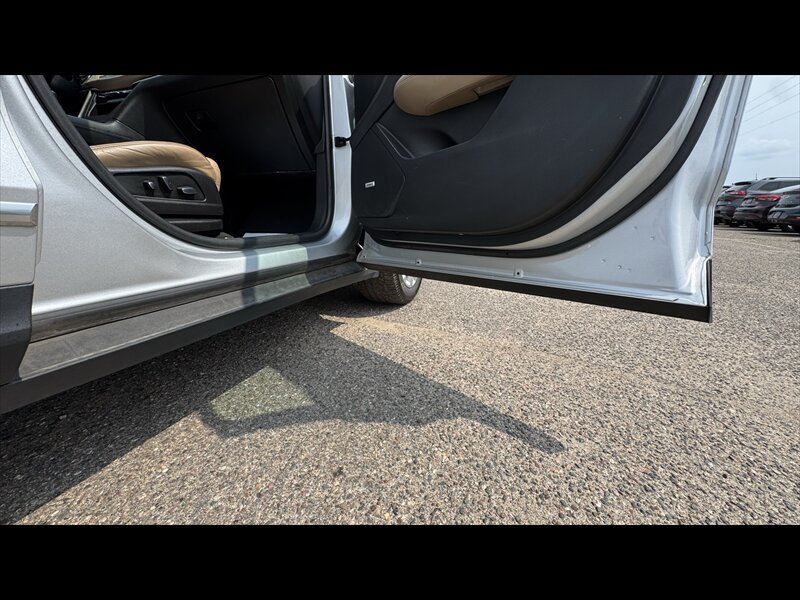 Used 2017 Cadillac XT5 Platinum AWD/4WD image 11