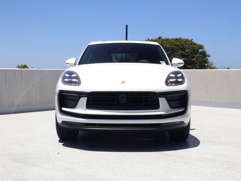 Certified 2025 Porsche Macan AWD/4WD image 6