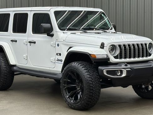 Used 2025 Jeep Wrangler Unlimited Sahara AWD/4WD image 7