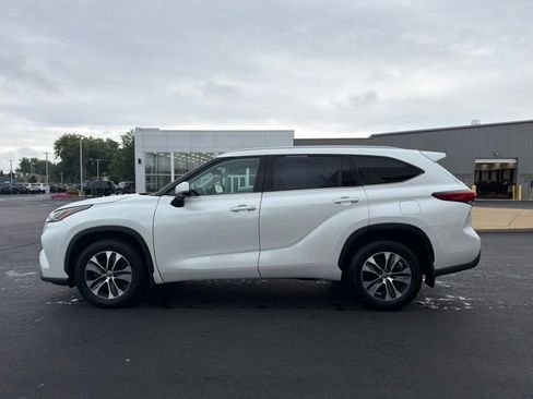 Used 2022 Toyota Highlander XLE AWD/4WD image 4