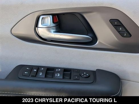 Used 2023 Chrysler Pacifica Touring-L FWD image 23