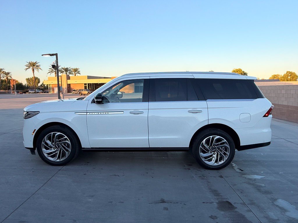 Used 2025 Lincoln Navigator Reserve AWD/4WD image 11