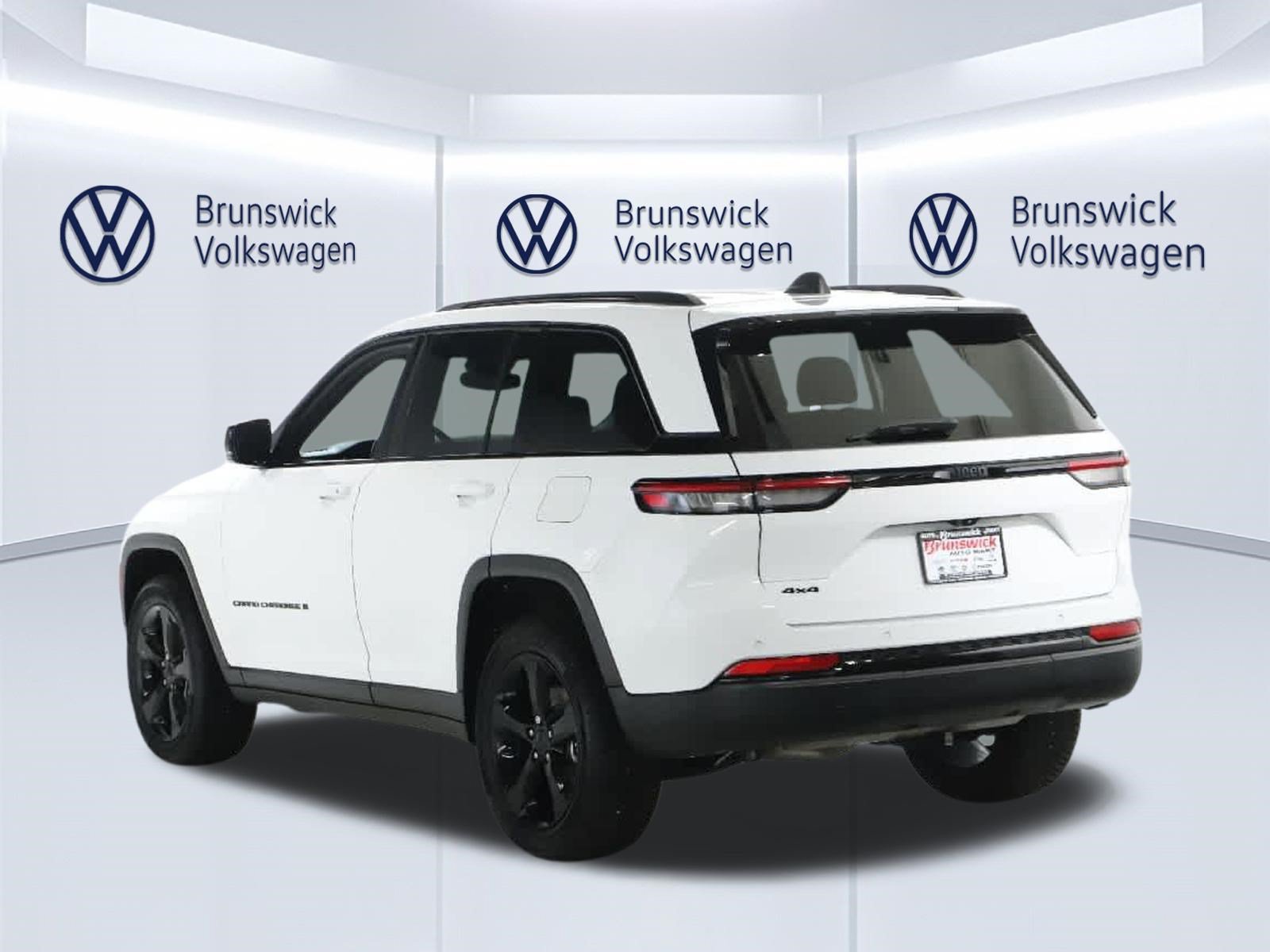Used 2023 Jeep Grand Cherokee Altitude AWD/4WD image 39