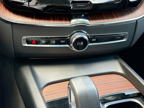 Used 2023 Volvo XC60 B5 Plus image 17