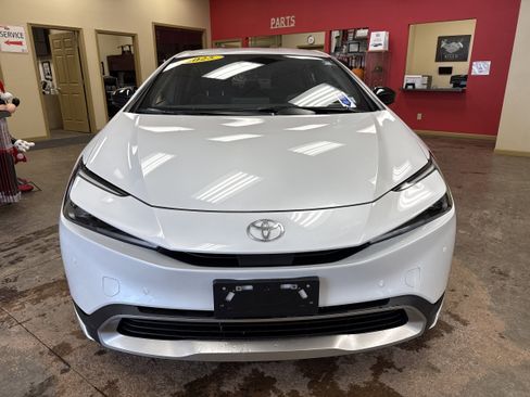 Used 2025 Toyota Prius SE image 2