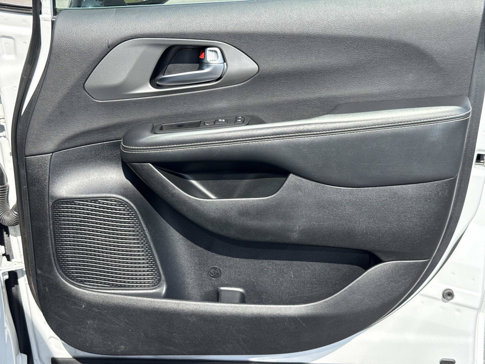 Used 2025 Chrysler Pacifica Select FWD image 24