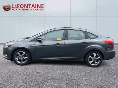 Used 2017 Ford Focus SE FWD image 4