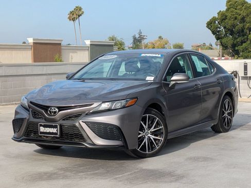 Used 2023 Toyota Camry SE FWD image 3