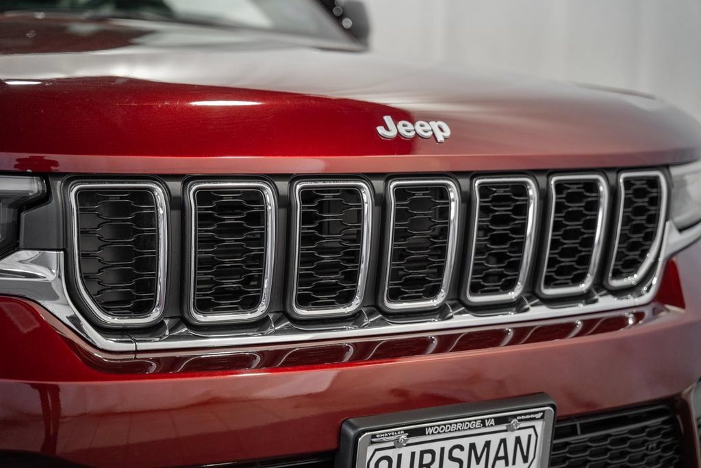 Certified 2024 Jeep Grand Cherokee Laredo w/ Luxury Tech Group I AWD/4WD image 12