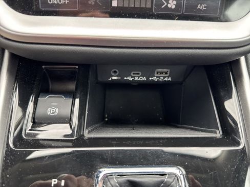 Certified 2025 Subaru Outback Limited image 38