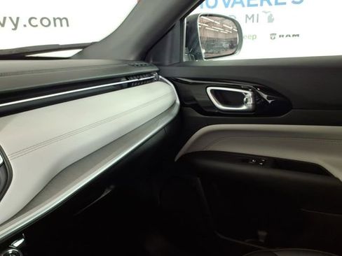 Used 2025 Jeep Compass Limited image 24