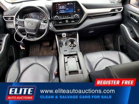 Used 2021 Toyota Highlander XLE image 15