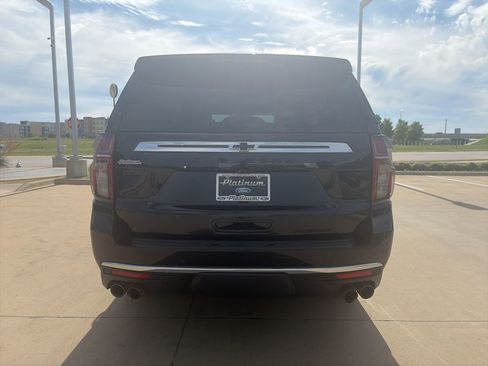 Used 2021 Chevrolet Suburban Premier w/ Premium Package RWD image 4